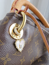 Load image into Gallery viewer, Perla Heart Handbag Charm