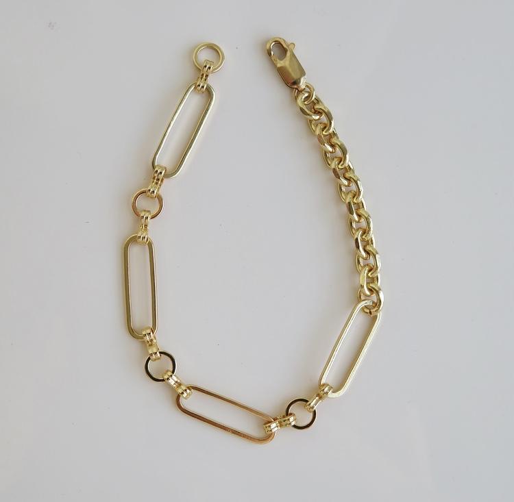 An Anklet that is Elegant, Classic, Modern and Unique. The Necklace is a Gold Filled chain link with circular links, oval links and faceted cable links that include our Valencia & Versailles Chains. Gold filled from Italy, USA and China. Available in many sizes and if you would like a different size please contact us.